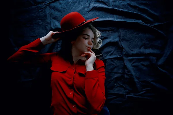 Ελκυστική Νεαρή Ξανθιά Γυναίκα Φοράει Κόκκινα Ρούχα Και Κόκκινο Καπέλο — Φωτογραφία Αρχείου