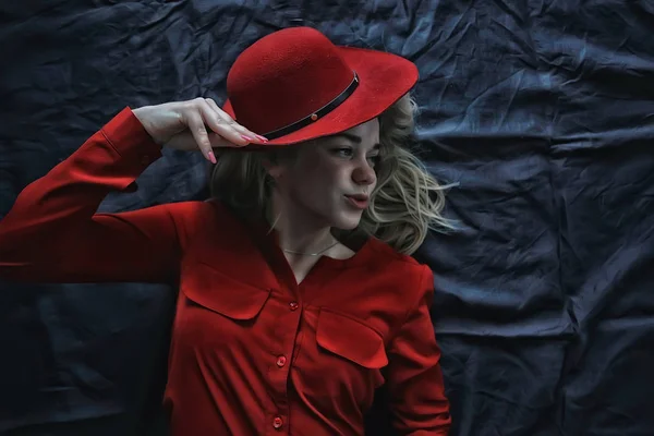Atractiva Mujer Rubia Joven Con Ropa Roja Sombrero Rojo —  Fotos de Stock