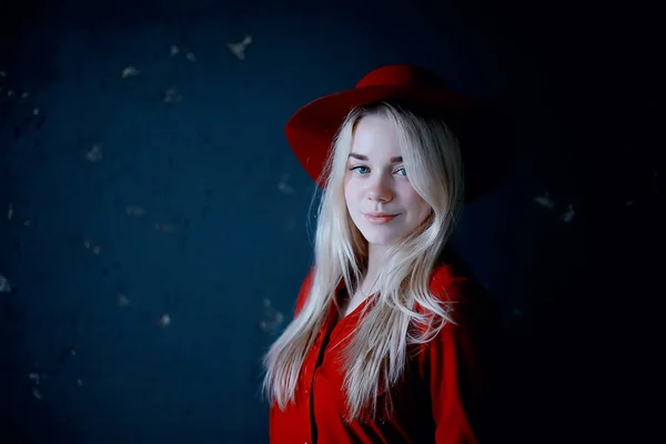 Jolie Jeune Femme Blonde Portant Des Vêtements Rouges Chapeau Rouge — Photo