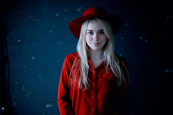 Jolie Jeune Femme Blonde Portant Des Vêtements Rouges Chapeau Rouge — Photo