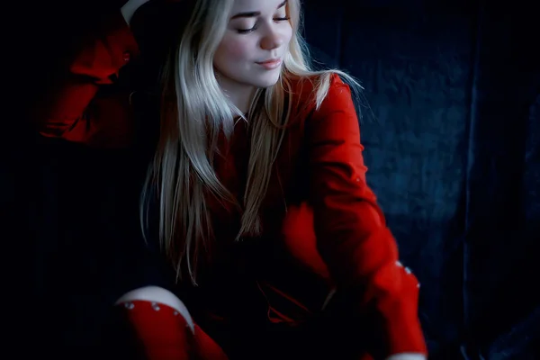Attraktiv Ung Blond Kvinne Med Røde Klær Rød Hatt – stockfoto