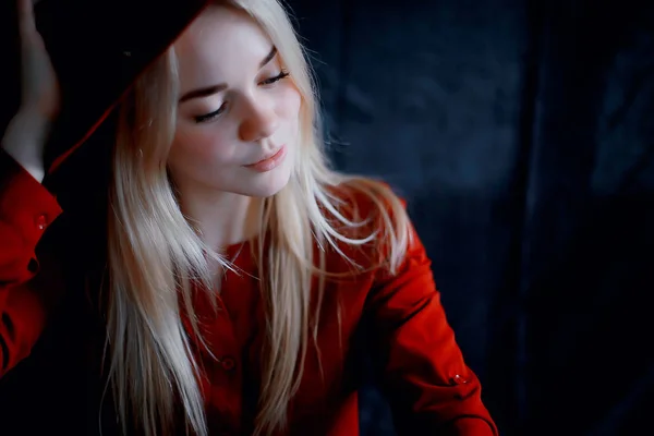 Jolie Jeune Femme Blonde Portant Des Vêtements Rouges Chapeau Rouge — Photo