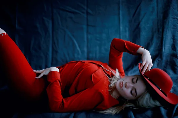 Atraente Jovem Loira Mulher Vestindo Roupas Vermelhas Chapéu Vermelho — Fotografia de Stock