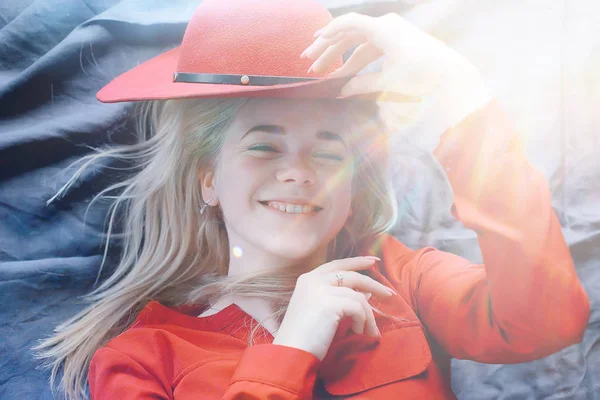 有吸引力的年轻金发女子穿着红色的衣服和红帽 — 图库照片