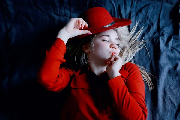 Jolie Jeune Femme Blonde Portant Des Vêtements Rouges Chapeau Rouge — Photo