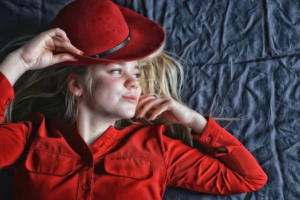 Jolie Jeune Femme Blonde Portant Des Vêtements Rouges Chapeau Rouge — Photo