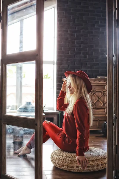 Attraktiva Unga Blonda Kvinnan Bär Röda Kläder Och Red Hat — Stockfoto