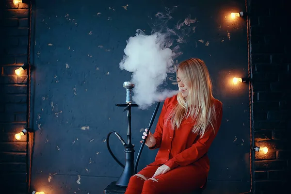 Aantrekkelijke Jonge Blonde Vrouw Rode Kleding Waterpijp Roken — Stockfoto