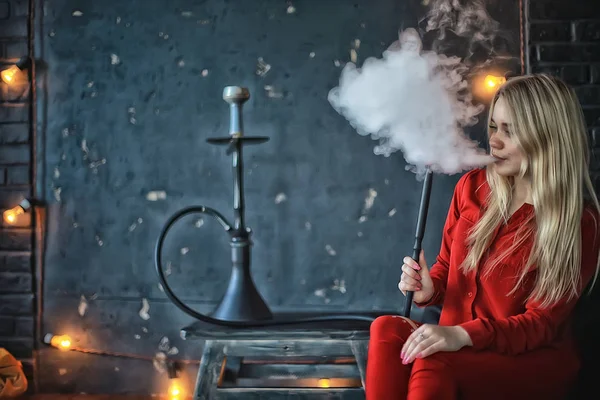 水ギセル喫煙赤い服を着た魅力的な若いブロンドの女性 — ストック写真