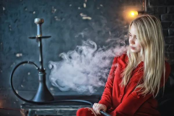 Ελκυστική Νεαρή Ξανθιά Γυναίκα Στο Κόκκινα Ρούχα Κάπνισμα Ναργιλέ — Φωτογραφία Αρχείου