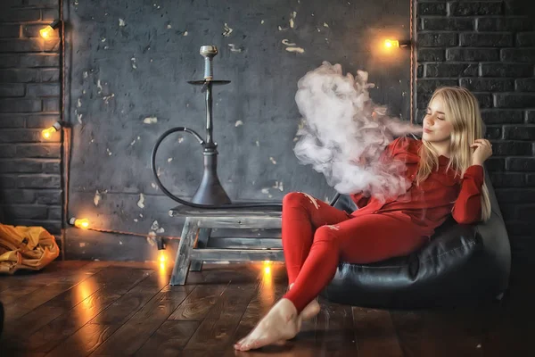 Atraktivní Mladá Blond Žena Červených Šatech Kouření Vodní Dýmky — Stock fotografie
