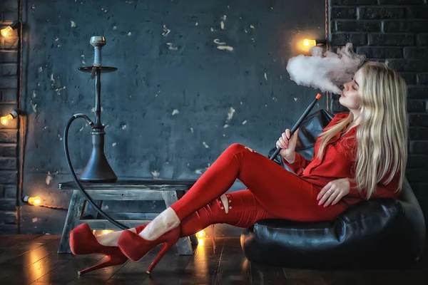 Atraktivní Mladá Blond Žena Červených Šatech Kouření Vodní Dýmky — Stock fotografie