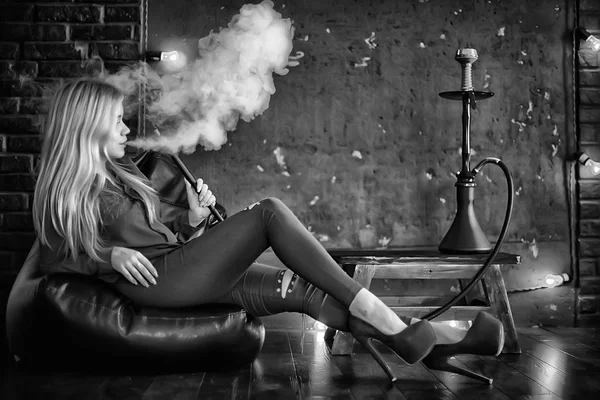 Atractiva Joven Rubia Fumando Narguile Blanco Negro — Foto de Stock