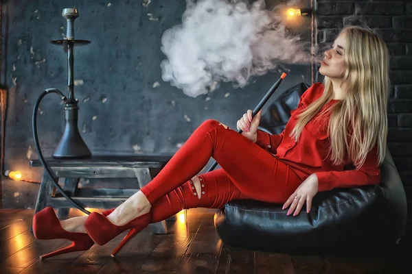 Atraente Jovem Loira Mulher Roupas Vermelhas Fumar Narguilé — Fotografia de Stock
