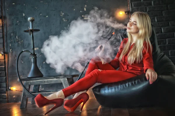 Ελκυστική Νεαρή Ξανθιά Γυναίκα Στο Κόκκινα Ρούχα Κάπνισμα Ναργιλέ — Φωτογραφία Αρχείου