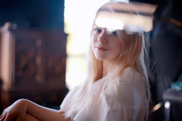 Портрет Симпатичной Блондинки Белой Одежде — стоковое фото