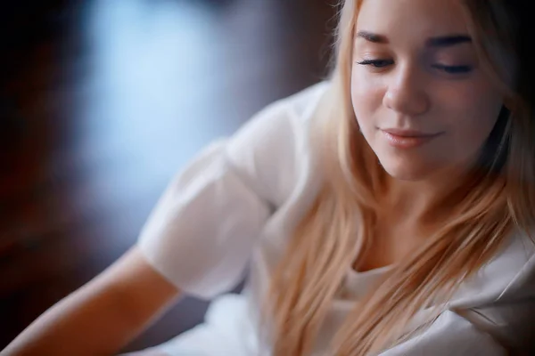 Portret Van Schoonheid Van Schattige Blonde Jonge Vrouw Witte Kleren — Stockfoto