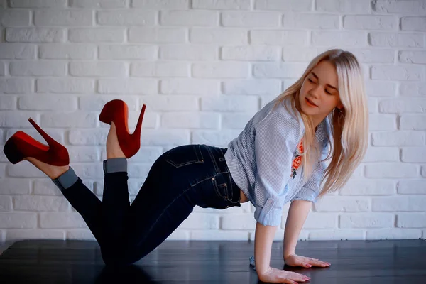 Atractiva Joven Rubia Con Pantalones Vaqueros Zapatos Rojos Tacón Alto —  Fotos de Stock