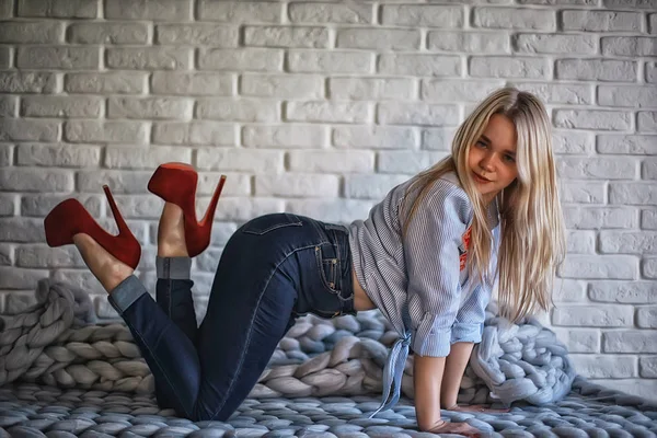 Atraente Jovem Loira Mulher Vestindo Jeans Sapatos Salto Alto Vermelho — Fotografia de Stock