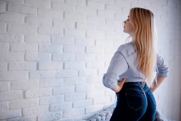 Vacker Ung Kvinna Blå Jeans — Stockfoto