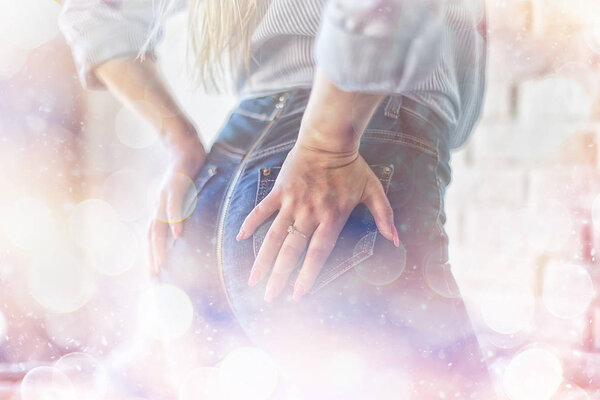 привлекательная молодая женщина в джинсах, стройные бедра, крупный план
