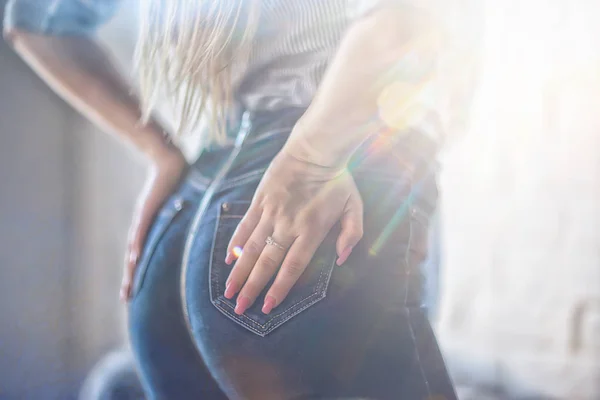 Attrayant Jeune Femme Jeans Hanches Minces Gros Plan — Photo