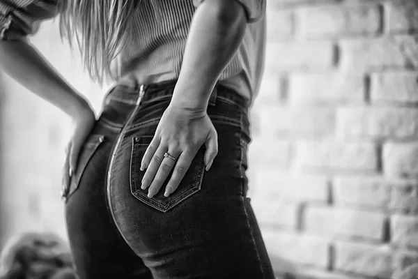 有吸引力的年轻妇女在牛仔裤 苗条的臀部 特写镜头 — 图库照片