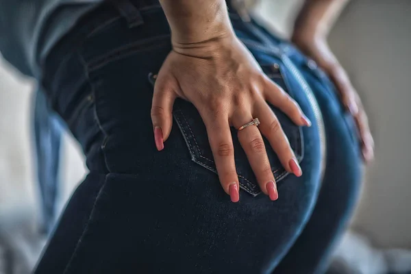 Attraente Giovane Donna Jeans Fianchi Sottili Primo Piano — Foto Stock