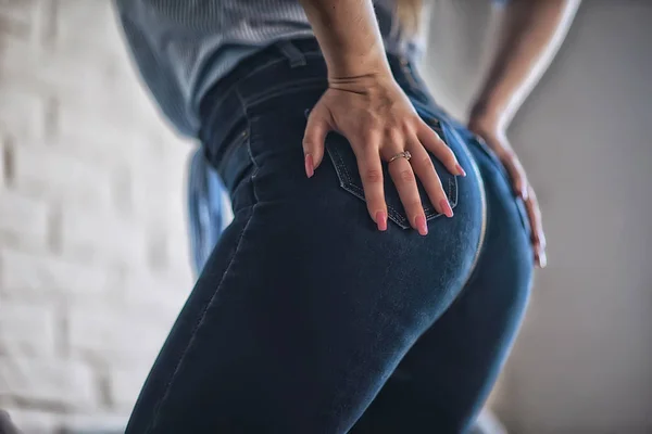 Atractiva Joven Jeans Caderas Delgadas Primer Plano —  Fotos de Stock