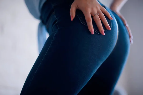 Attraktiv Ung Kvinna Jeans Smala Höfter Närbild — Stockfoto