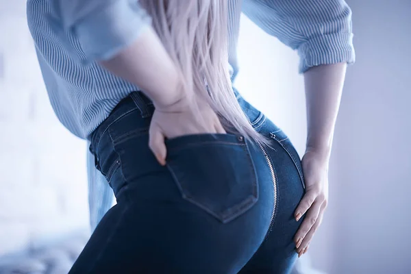 Kot Pantolon Ince Kalça Portre Çekici Genç Kadın — Stok fotoğraf