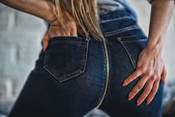 Aantrekkelijke Jonge Vrouw Jeans Slanke Heupen Close — Stockfoto
