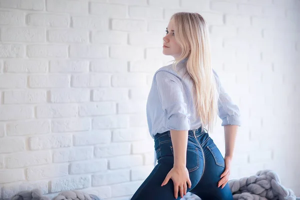 Attraktiv Ung Kvinna Jeans Smala Höfter Närbild — Stockfoto