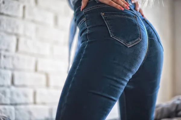 Atractiva Joven Jeans Caderas Delgadas Primer Plano — Foto de Stock