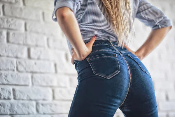 Aantrekkelijke Jonge Vrouw Jeans Slanke Heupen Close — Stockfoto