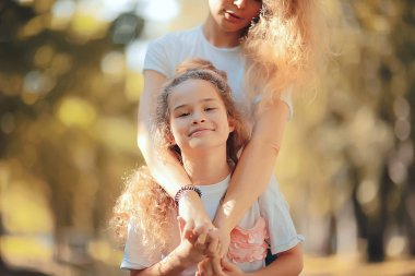 Aile mutluluğu, güzel anne ve kızı Park kavramı