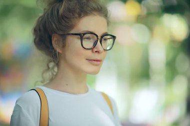 kıvırcık saçlı Genç güzel kadın romantik portresi