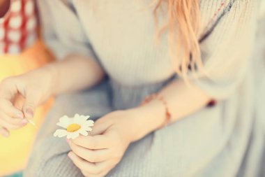 papatya çiçek tahmin sevimli küçük kız