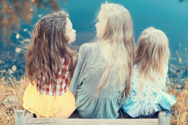 nehir üzerinde üç sevimli küçük kız. Yaz tatili. Tatil, kız nehir, dostluk, mutluluk ve aile üzerinde birlikte mutlu kız