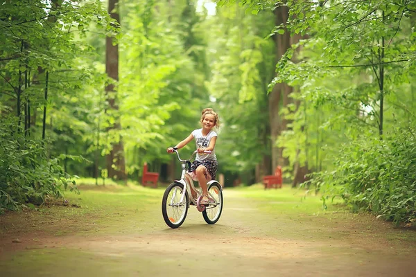 Petite Fille Vélo Dans Parc Été — Photo