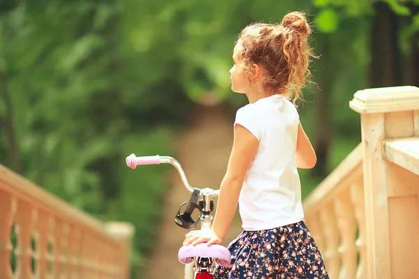 Bambina Bicicletta Parco Estivo — Foto Stock