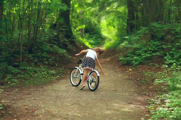 Bambina Bicicletta Parco Estivo — Foto Stock