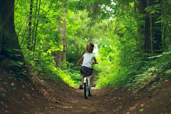 女孩自行车或小女孩在自行车在夏天公园 — 图库照片