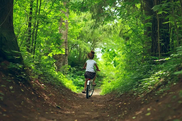 女孩自行车或小女孩在自行车在夏天公园 — 图库照片