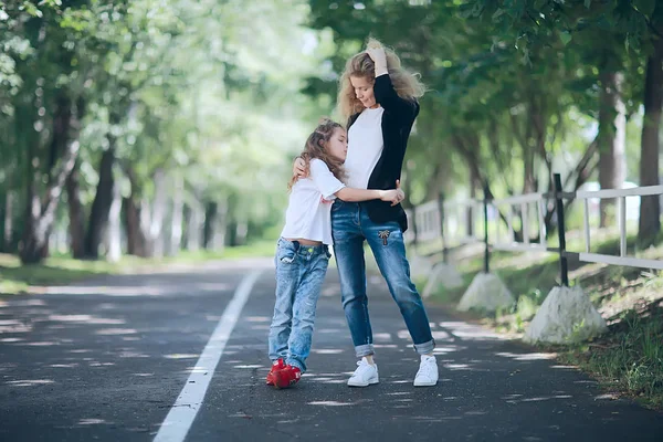 Mère Heureuse Petite Fille Amusent Jour Été — Photo