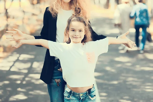 Concetto Felicità Familiare Bella Madre Figlia Nel Parco — Foto Stock