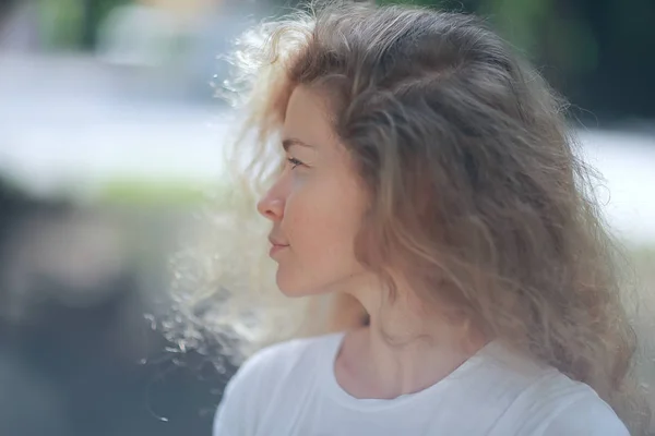 Retrato Romântico Jovem Mulher Bonita Com Cabelo Encaracolado — Fotografia de Stock