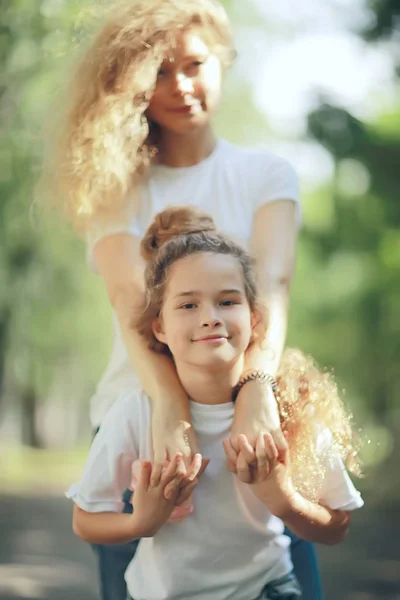 Gelukkig Moeder Dochtertje Plezier Een Zomerdag — Stockfoto