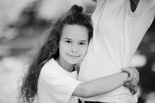 Concepto Felicidad Familiar Hermosa Madre Hija Parque —  Fotos de Stock