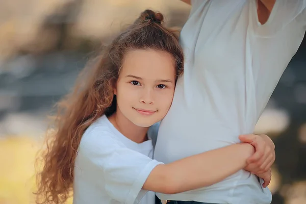 Conceito Felicidade Familiar Bela Mãe Filha Parque — Fotografia de Stock